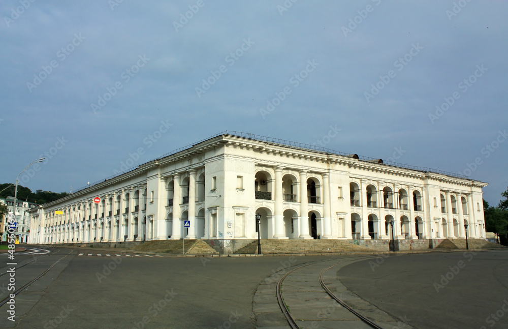 Obraz premium White building of the nineteenth century