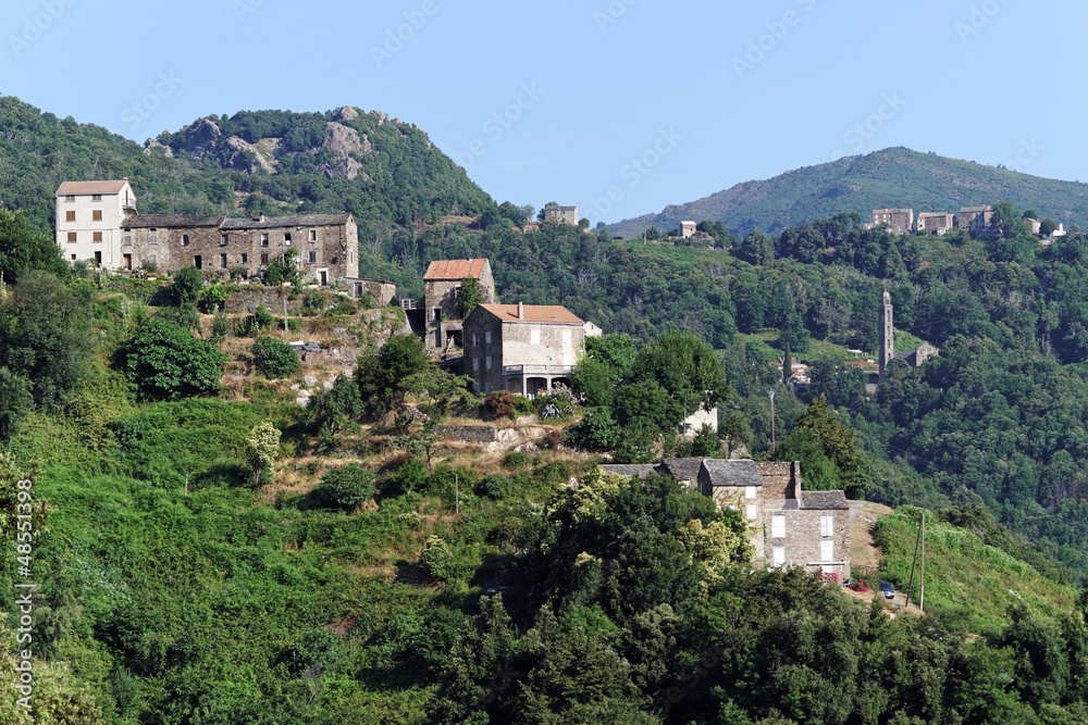 Corse, village et église de costa verde
