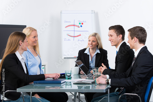 junges team in einer besprechung photo