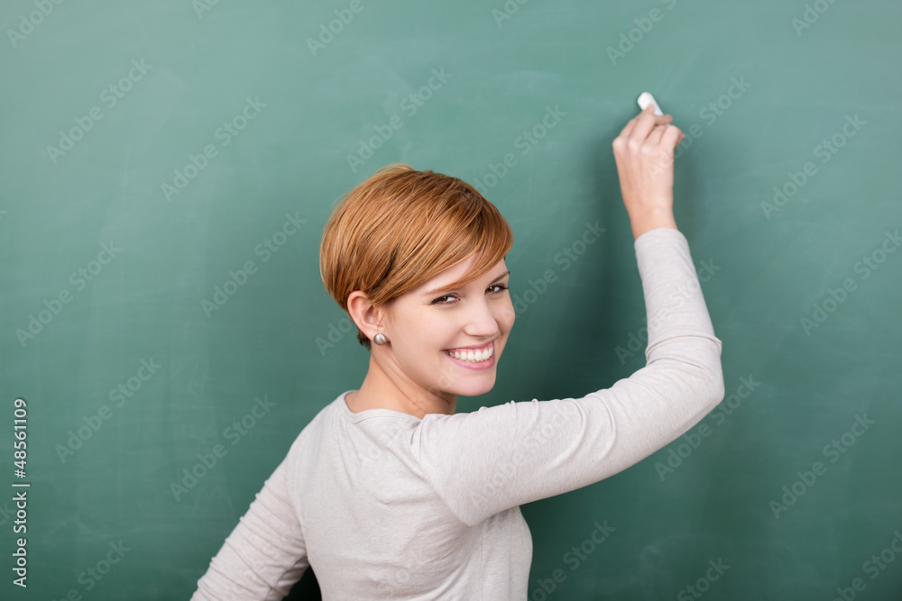 lächelnde studentin schreibt an die tafel lächelnde studentin schreibt an die tafel
