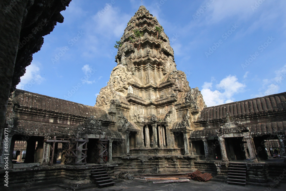 Naklejka premium Angkor Wat : la cour centrale
