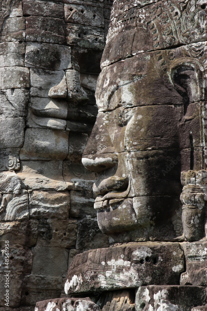 Deux visages de pierre, face à face. Temple de Bayon. Angk