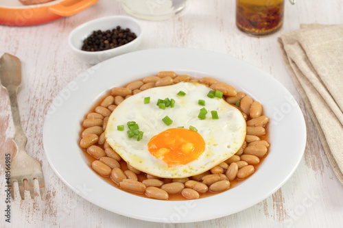 fried egg witn onion and beans