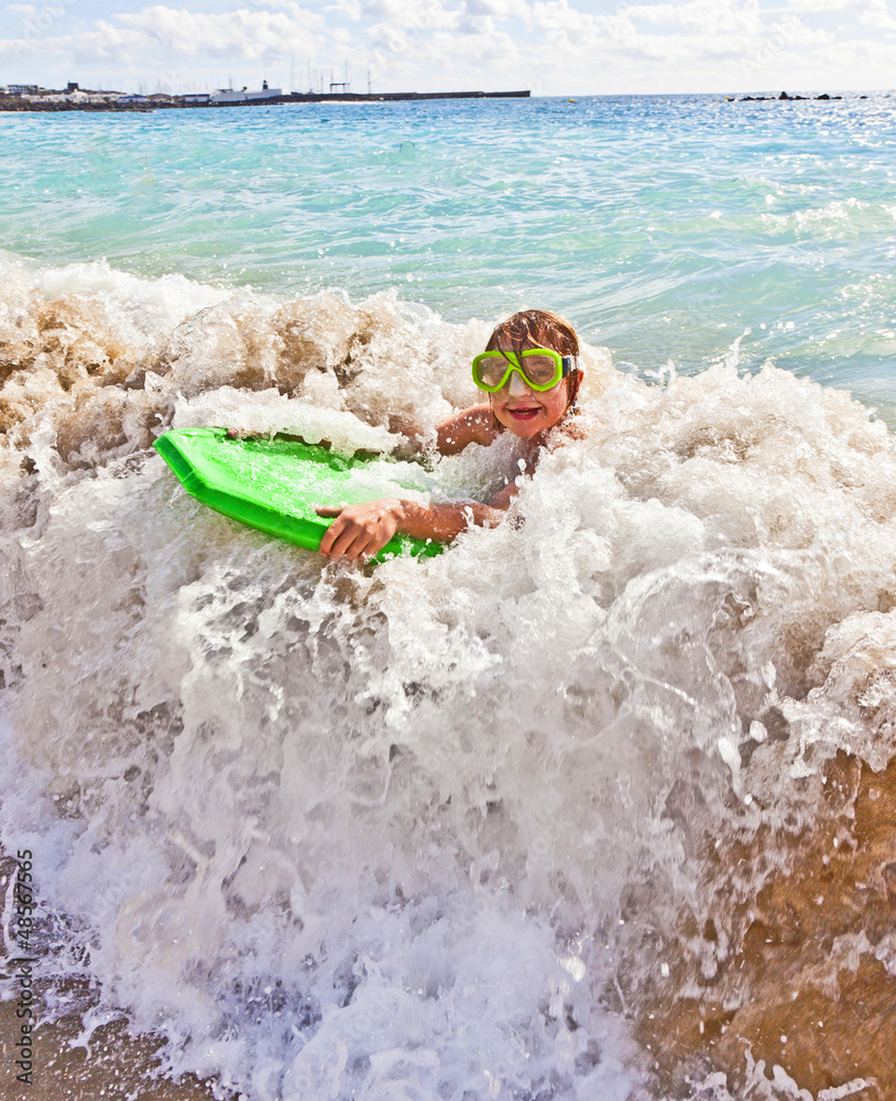 Obraz premium boy has fun with the surfboard