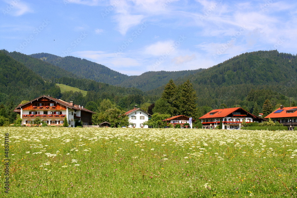 Wiese und Häuser in Bayern