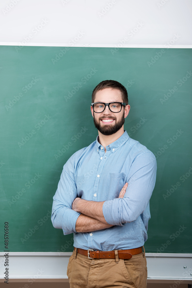 lächelnder mann mit brille steht vor der tafel