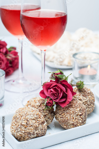 Walnut-chocolate cakes, flowers and rose wine