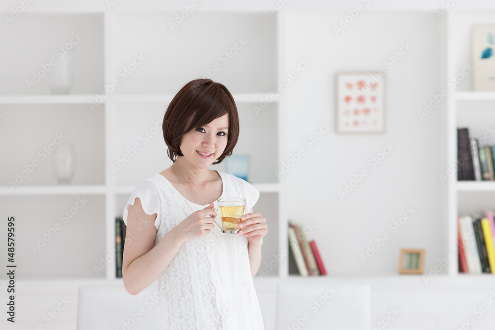 ハーブティーを飲む女の子 ハーブティーを飲む女の子