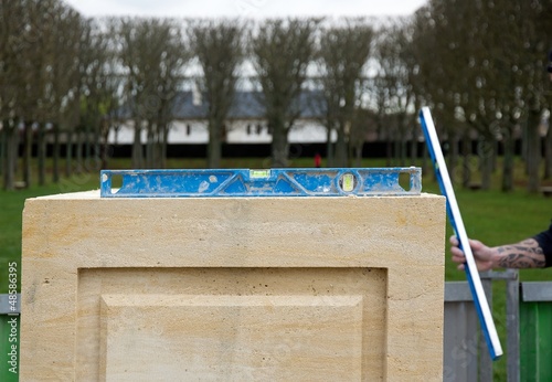 Fotografie pierre (socle pour statue), vérification des niveaux
