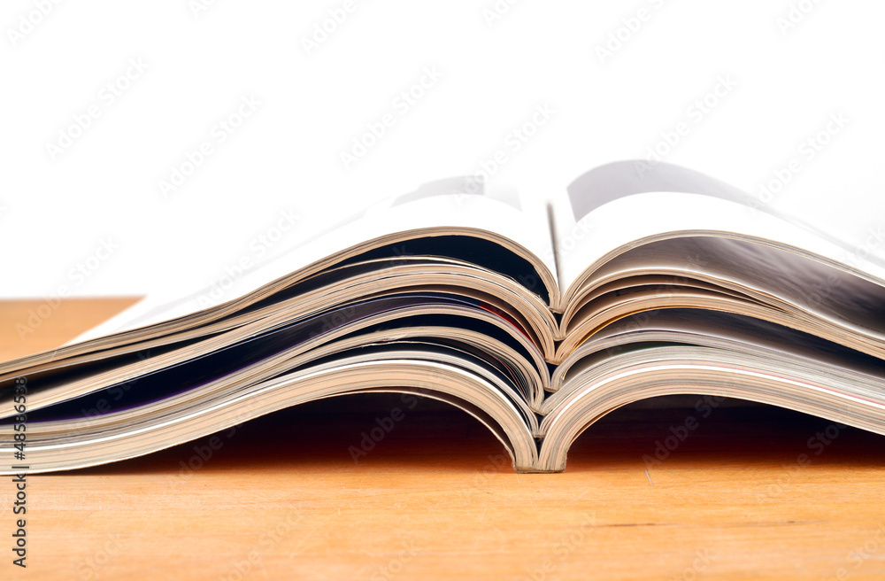 Magazine liegen aufgeschlagen auf einem Tisch Magazine liegen aufgeschlagen auf einem Tisch