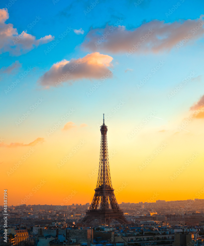 Fototapeta premium Eiffel tower at sunrise, Paris.