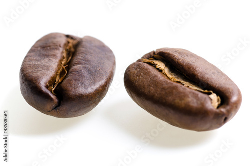 Bilde på lerret zwei Espressobohnen vor weißem Hintergrund