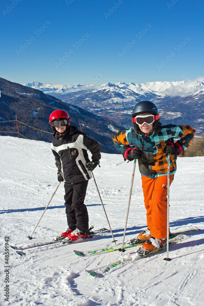 Jeunes skieurs sur les pistes (Jumeaux 11 ans)