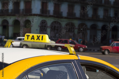 Modernes Taxi in Havanna, Kuba
