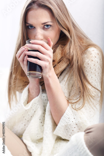 dziewczyna pije kawę