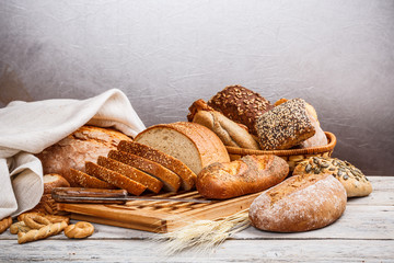 Papier peint photo Boulangerie Collection de pains cuits artisanaux  © Grafvision