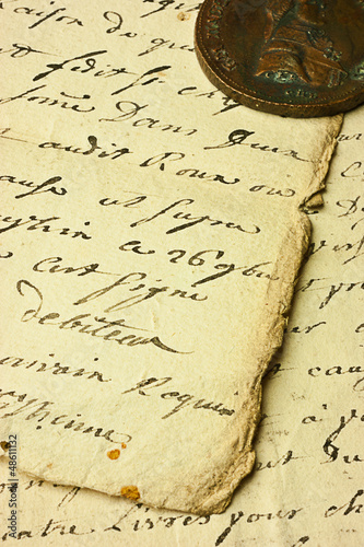 pagine manoscritte e moneta