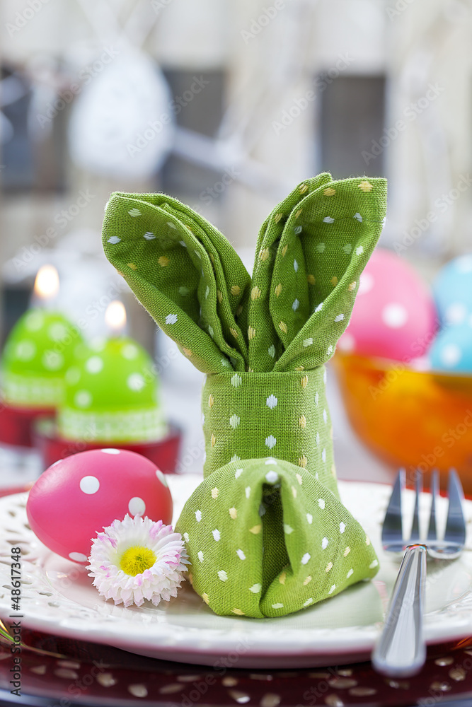 Fototapeta premium Stoffserviette für Osterfrühstück als Hase gefalten