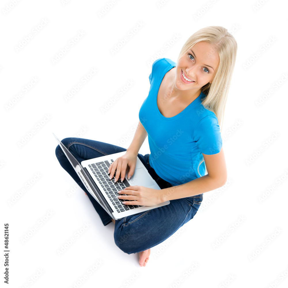 Naklejka premium Portrait of a happy young girl with laptop computer