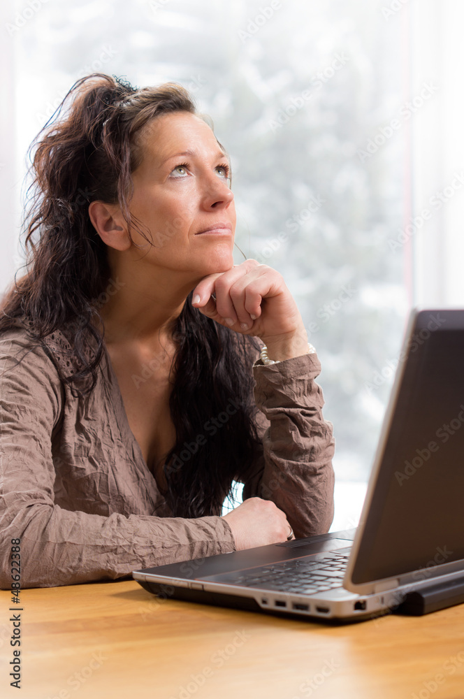 Nachdenkliche Frau vor LapTop Nachdenkliche Frau vor LapTop