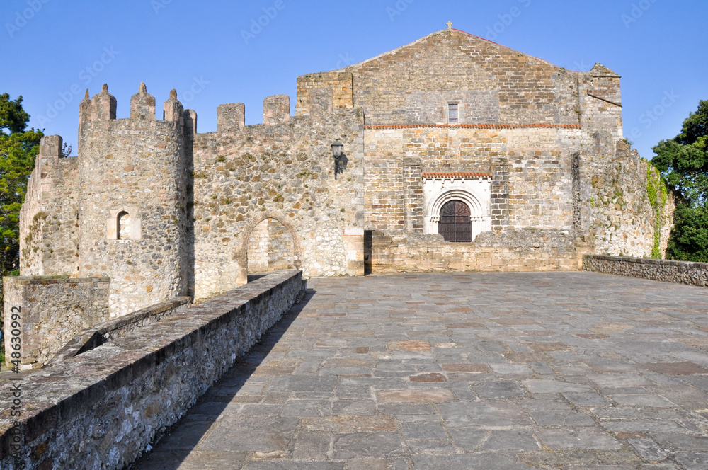 Obraz premium Iglesia de los Ángeles, San Vicente de Barquera, Cantabria
