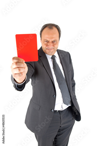 Mann zeigt rote Karte