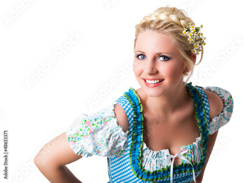 junge blonde Frau im Dirndl