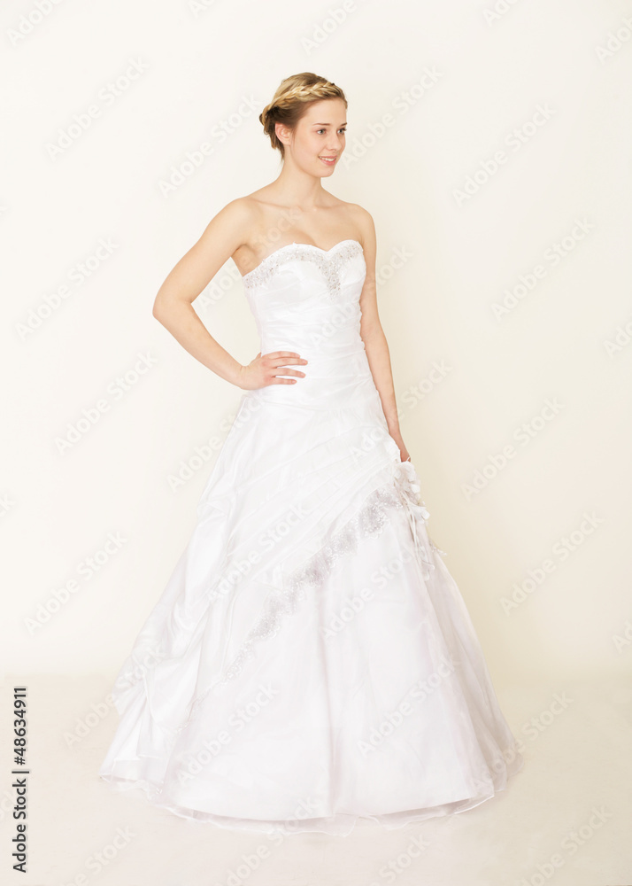 junge Frau im Brautkleid