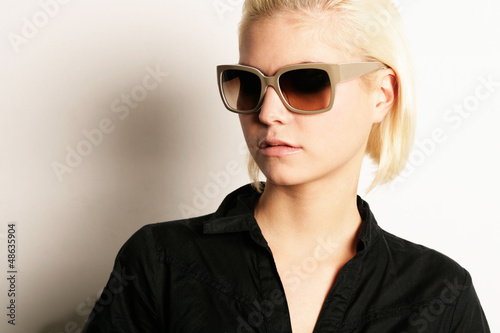 junges Mädchen mit Sonnenbrille