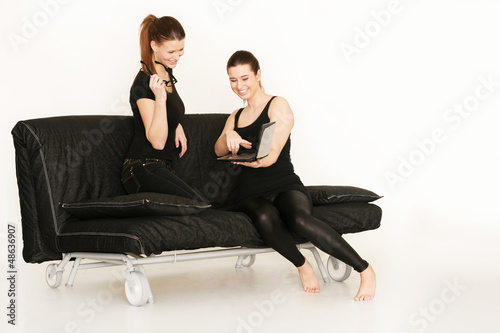 Zwei Frauen entspannen auf dem Sofa