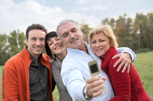 Family taking pictures in the countryside © auremar