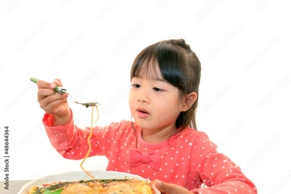 食事を楽しむ女の子 食事を楽しむ女の子