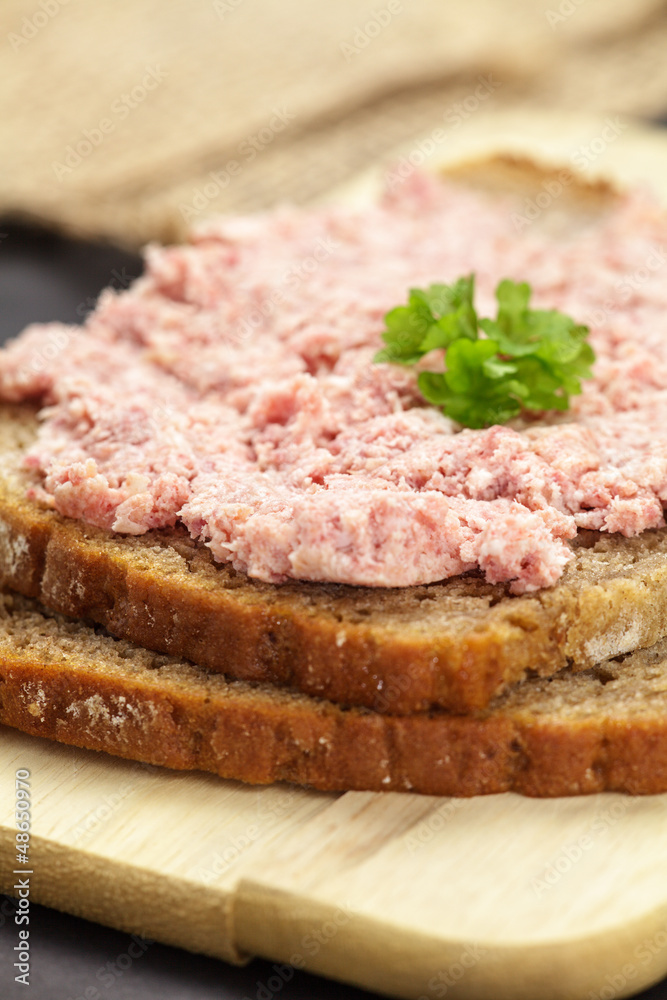 Graubrot mit Zwiebelmettwurst Graubrot mit Zwiebelmettwurst