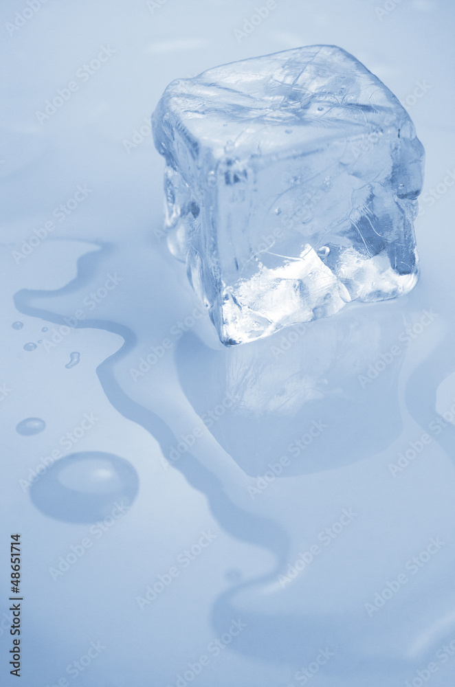 Obraz premium Cubito de hielo, azul
