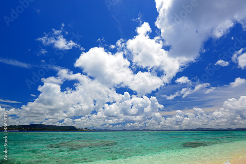 美しい沖縄のビーチと夏空