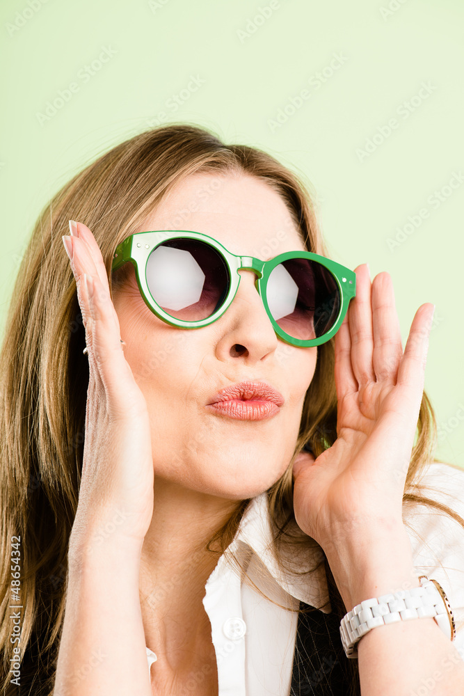 funny woman portrait real people high definition green backgroun funny woman portrait real people high definition green backgroun