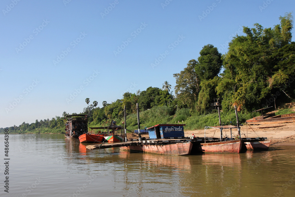 Fototapeta premium Le ferry en bois qui traverse le Mekong à Champasak