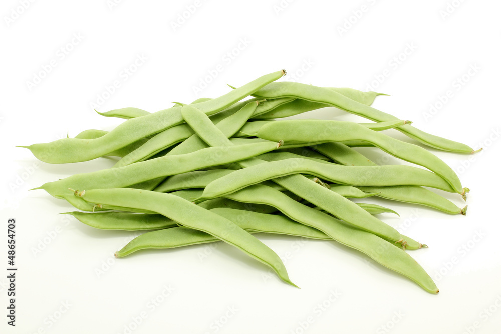 taccole fagioli verdi freschi su sfondo bianco taccole fagioli verdi freschi su sfondo bianco