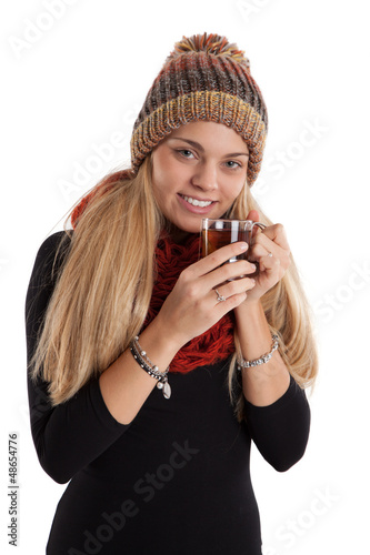 Hübsche junge Frau trinkt eine Tasse Tee photo