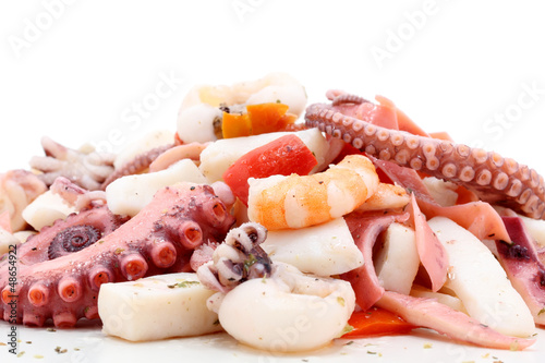 Fotografia frutti di mare insalata su sfondo bianco