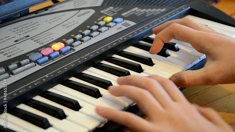 Keyboard spielen StockVideo Adobe Stock