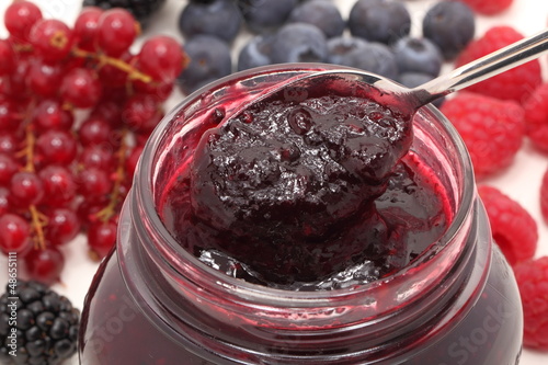 Obraz na płótnie marmellata  frutti di bosco su sfondo bianco