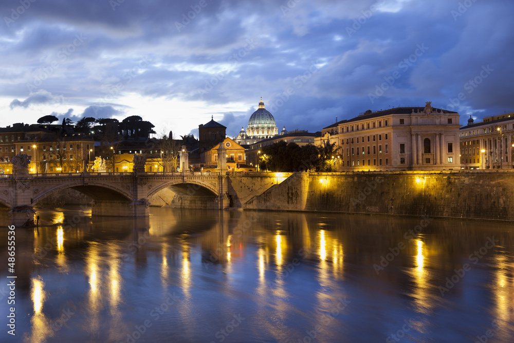 Puente sobre el >TIber con la cupula del Vaticano (Roma)