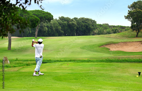 Golfplatz Golfspieler beim Abschlag – Golf Course Golfer teeing