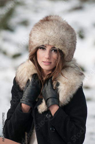 Obraz na płótnie Sexy beautiful brunette girl in winter clothes in park w salonie