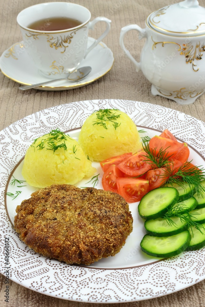kotlet mielony z ziemniakami,ogórkiem i pomidorem kotlet mielony z ziemniakami,ogórkiem i pomidorem