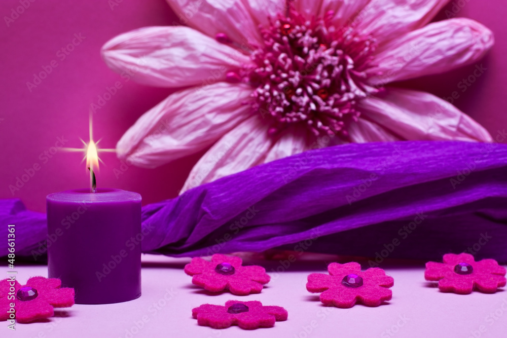 lila purpur pink hintergrund mit kerze und blumen lila purpur pink hintergrund mit kerze und blumen