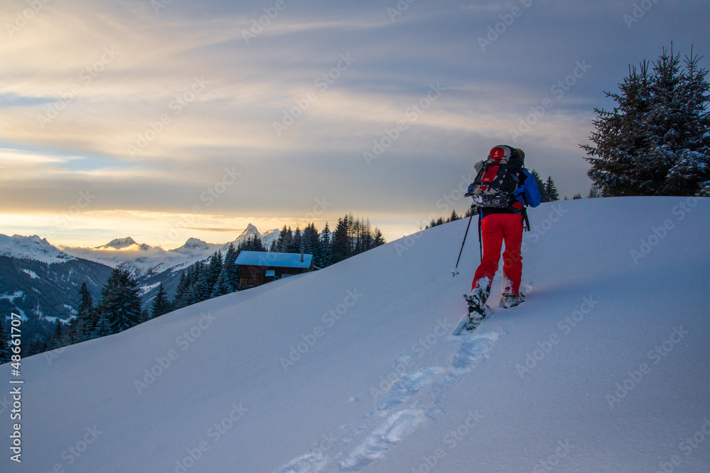 Schneeschuhwanderung im Abendlicht