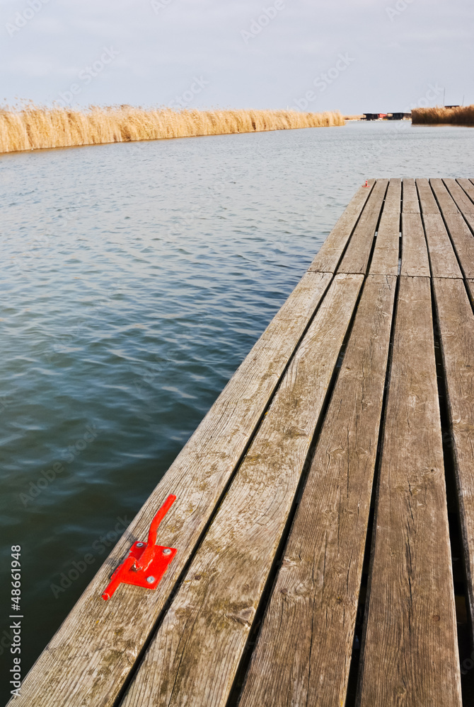 Fototapeta premium Bootssteg am Neusiedlersee mit Öse