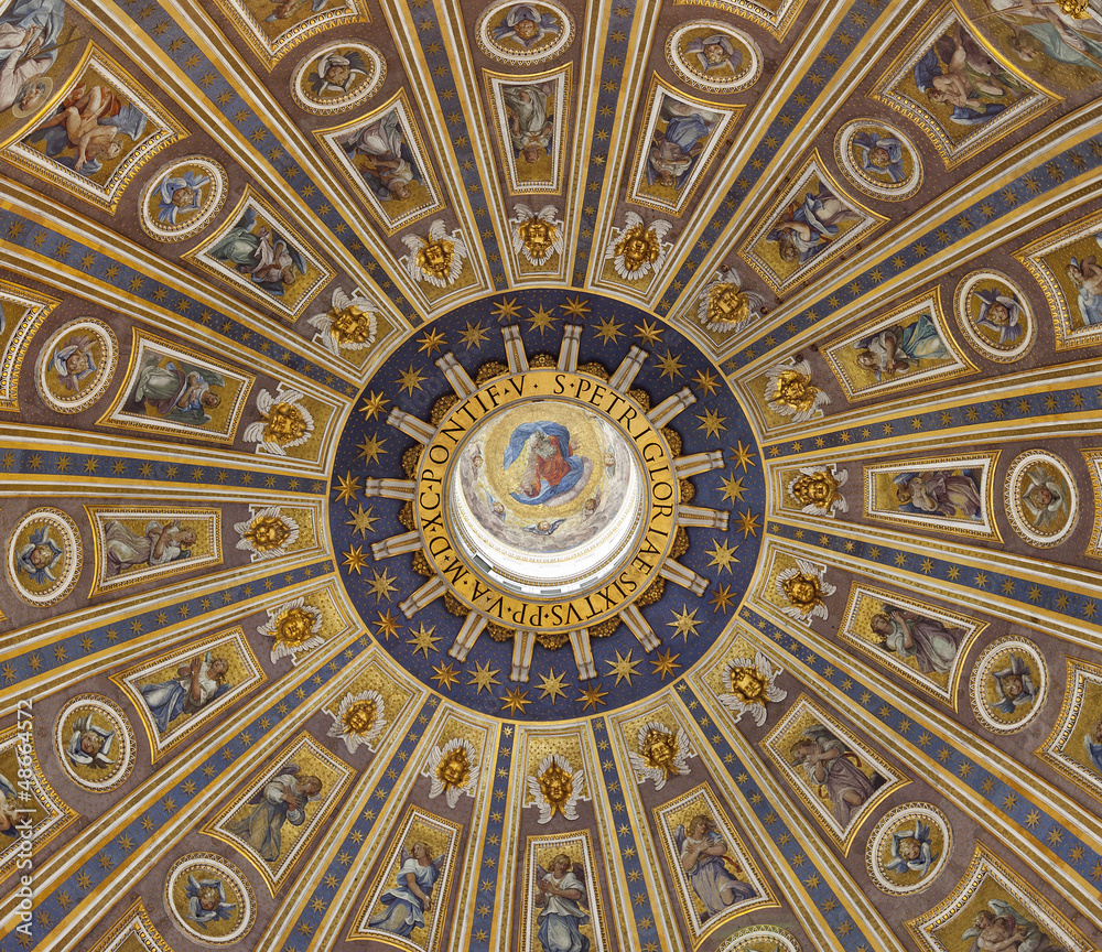 Detalle de la cúpula de San Pedro del Vaticano.